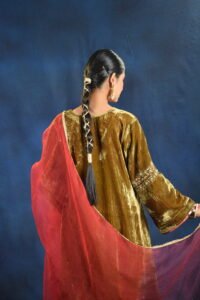 Zehra Velvet Embroidered Kurta Set - Image 2