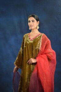 Zehra Velvet Embroidered Kurta Set - Image 3