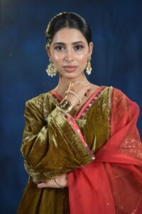 Zehra Velvet Embroidered Kurta Set - Image 5